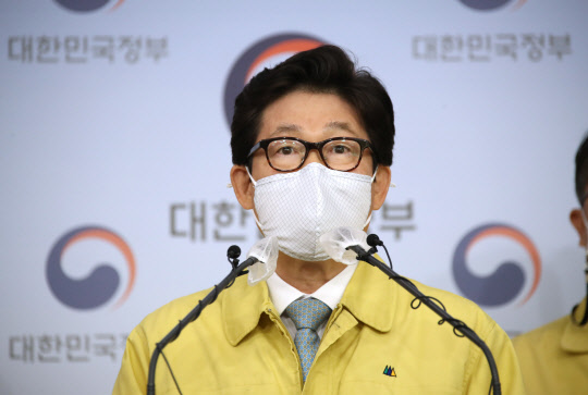 조명래 환경부 장관이 2일 정부서울청사 브리핑실에서 관계부처와 합동으로 '미세먼지 계절관리제 2차 시행계획'을 발표하고 있다. <연합뉴스>